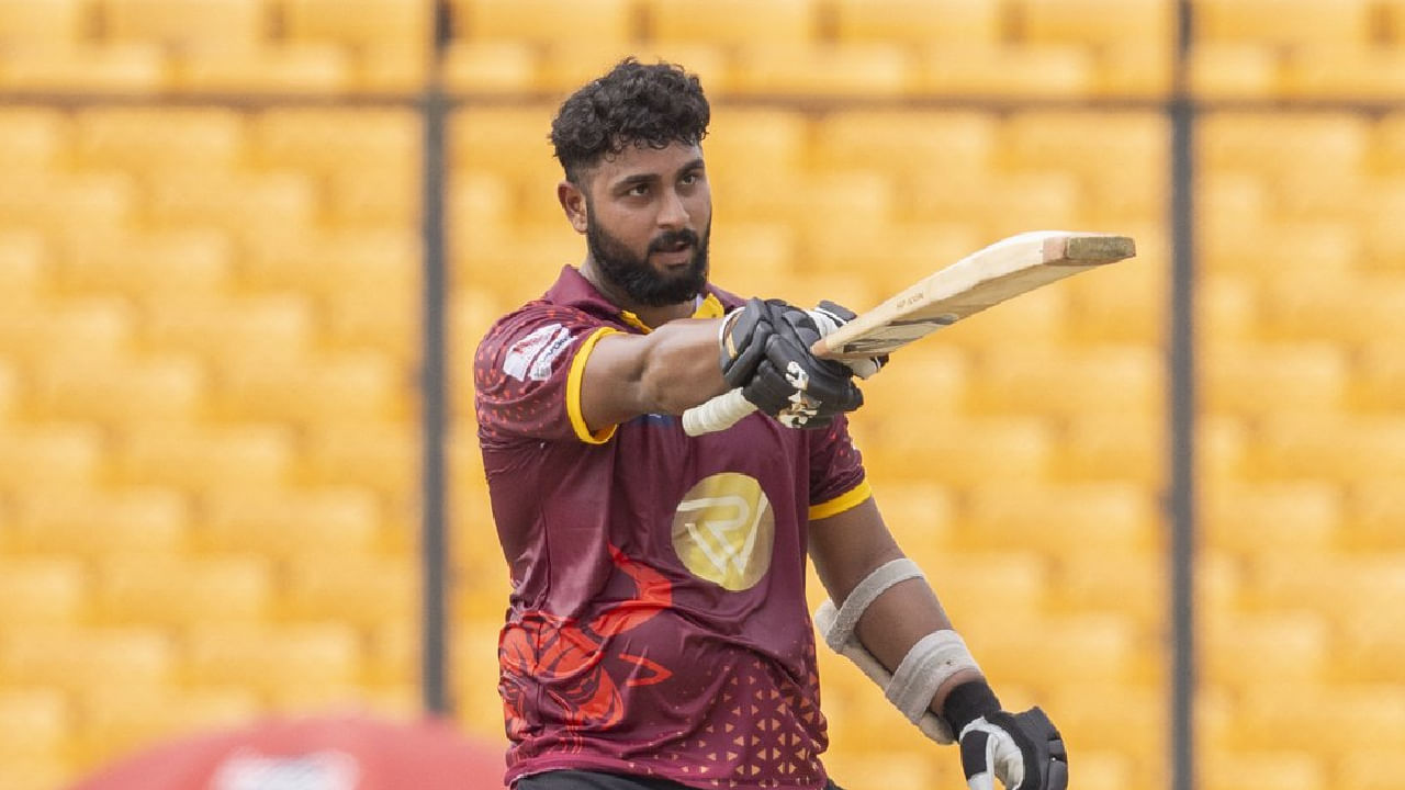 ಈ ಪಂದ್ಯದಲ್ಲಿ ಟಾಸ್ ಗೆದ್ದು ಮೊದಲು ಬ್ಯಾಟ್ ಮಾಡಿದ ಬುಂದೇಲ್ಖಂಡ್ ಬುಲ್ಸ್ ಪರ ಆರಂಭಿಕನಾಗಿ ಕಣಕ್ಕಿಳಿದ ಅಭಿಷೇಕ್ ಪಾಠಕ್ ಸ್ಪೋಟಕ ಇನಿಂಗ್ಸ್ ಆಡಿದರು. ಮೊದಲ ಓವರ್ನಿಂದಲೇ ಹೊಡಿಬಡಿ ಬ್ಯಾಟಿಂಗ್ಗೆ ಒತ್ತು ನೀಡಿದ್ದ ಅಭಿಷೇಕ್ ಮೈದಾನದ ಮೂಲೆ ಮೂಲೆಗೂ ಸಿಕ್ಸ್-ಫೋರ್ಗಳ ಸುರಿಮಳೆಗೈದರು. ಈ ಸಿಡಿಲಬ್ಬರದ ಬ್ಯಾಟಿಂಗ್ ಪರಿಣಾಮ ಕೇವಲ 33 ಎಸೆತಗಳಲ್ಲಿ ಅಭಿಷೇಕ್ ಪಾಠಕ್ ಬ್ಯಾಟ್ನಿಂದ ಶತಕ ಮೂಡಿಬಂತು. ಇದು ಮಧ್ಯಪ್ರದೇಶ ಟಿ20 ಲೀಗ್ನಲ್ಲಿ ಮೂಡಿಬಂದ ಅತೀ ವೇಗದ ಶತಕ ಎಂಬುದು ವಿಶೇಷ. ಹಾಗೆಯೇ ಭಾರತೀಯ ಬ್ಯಾಟರ್ ಕಡೆಯಿಂದ ಮೂಡಿಬಂದ 4ನೇ ವೇಗದ ಟಿ20 ಸೆಂಚುರಿಯಾಗಿದೆ.