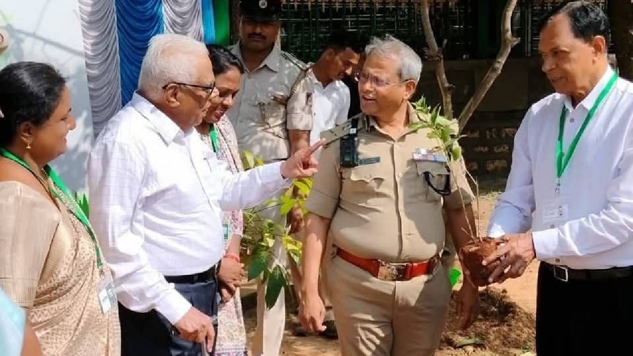 ಇವರ ಅಧಿಕಾರ ಅವಧಿಯಲ್ಲಿ ಈ ಮೊದಲು ಯಾವುದೇ ಘೋರ ದುರಂತ ಅಥವಾ ಘಟನೆಗಳು ನಡೆದಿರಲಿಲ್ಲ. ಆದರೆ ಮೊನ್ನೆ ಚಿನ್ನಸ್ವಾಮಿ ಕ್ರೀಡಾಂಗಣದ ಬಳಿ ಸಂಭವಿಸಿದ ಕಾಲ್ತುಳಿತದಲ್ಲಿ ಭದ್ರತೆ ನಿರ್ವಹಣೆ ವೈಫಲ್ಯವಾಗಿದೆ ಎಂದು ಆರೋಪದ ಮೇರೆಗೆ ದಕ್ಷ ಅಧಿಕಾರಿ ಬಿ. ದಯಾನಂದ್ ಅವರನ್ನು ಅಮಾನತು ಮಾಡಿರುವುದಕ್ಕೆ ಸಾರ್ವಜನಿಕ ವಲಯದಲ್ಲಿ ತೀವ್ರ ವಿರೋಧ ವ್ಯಕ್ತವಾಗುತ್ತಿದೆ.