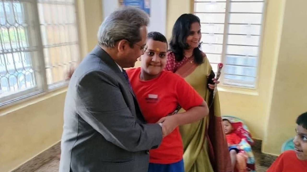 ಅಷ್ಟೇ ಅಲ್ಲದೆ ಶಾಲಾ ಕಾಲೇಜುಗಳಿಗೆ ಹೋಗಿ ಸೈಬರ್ ಕ್ರೈಂ, ಮಾದಕ ವಸ್ತುಗಳ ದುಷ್ಪರಿಣಾಮಗಳ ಬಗ್ಗೆ ಅರಿವು ಮೂಡಿಸುತ್ತಿದ್ದರು. ಜನರ ಸುರಕ್ಷತೆಗೆ ಹೆಚ್ಚಿನ ಒತ್ತು ನೀಡುತ್ತಿದ್ದ ಇವರು ಜನರ ಅಚ್ಚುಮೆಚ್ಚಿನ ಪೊಲೀಸ್ ಅಧಿಕಾರಿಯಾಗಿದ್ದರು.