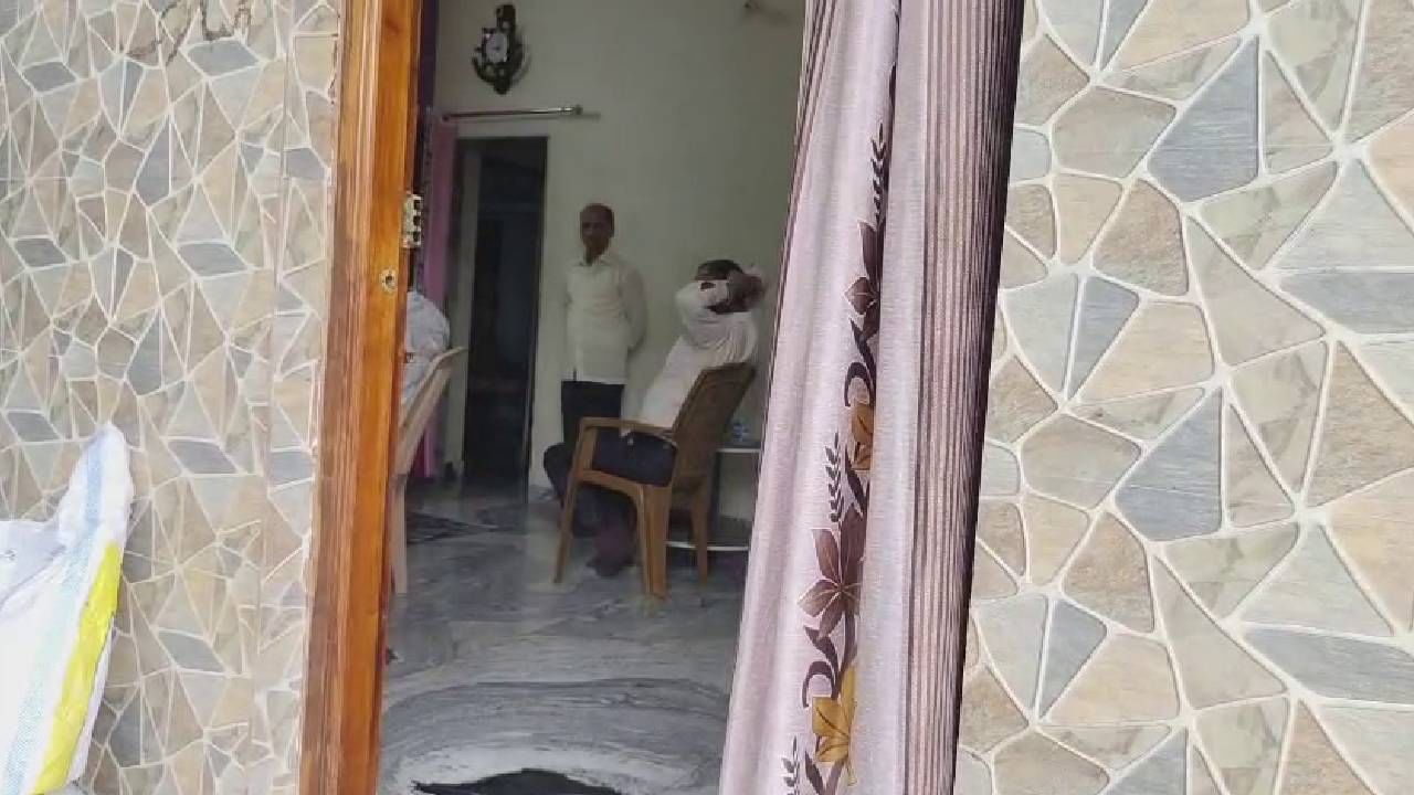 ಗದಗ ಟೌನ್ ಪೊಲೀಸ್ ಇನ್ಸ್ಪೆಕ್ಟರ್​ ಡಿ.ಬಿ.ಪಾಟೀಲ್​ಗೆ ಸಂಬಂಧಿಸಿದ  
ಸ್ಥಿರಾಸ್ತಿ- 1,00,00,000 ರೂ.
ಚರಾಸ್ತಿ- 48,96,794 ರೂ.
ಒಟ್ಟು ಆಸ್ತಿ ಮೌಲ್ಯ- 1,48,96,794 ರೂ. ಇದೆ.