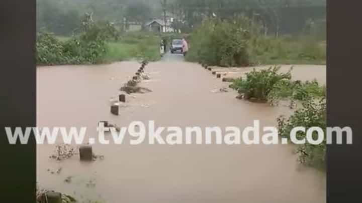ಉಕ್ಕಿ ಹರಿಯುತ್ತಿರುವ ಬೈದುವಳ್ಳಿ ಹಳ್ಳ, ಮೂರು ಊರುಗಳಿಗೆ ಸಂಪರ್ಕ ಕಲ್ಪಿಸುವ ಸೇತುವೆ ಮುಳುಗಡೆ ಉಕ್ಕಿ ಹರಿಯುತ್ತಿರುವ ಬೈದುವಳ್ಳಿ ಹಳ್ಳ, ಮೂರು ಊರುಗಳಿಗೆ ಸಂಪರ್ಕ ಕಲ್ಪಿಸುವ ಸೇತುವೆ ಮುಳುಗಡೆ