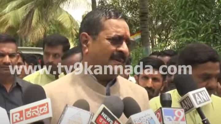 ಬಯ್ಯುತ್ತೇನೆ ಎಂಬ ಕಾರಣಕ್ಕೆ ವಿಜಯೇಂದ್ರ ಸರ್ಕಾರದ ವಿರುದ್ಧ ಪ್ರತಿಭಟನೆ ಮಾಡುತ್ತಾರೆ: ಬಸನಗೌಡ ಯತ್ನಾಳ್ ಬಯ್ಯುತ್ತೇನೆ ಎಂಬ ಕಾರಣಕ್ಕೆ ವಿಜಯೇಂದ್ರ ಸರ್ಕಾರದ ವಿರುದ್ಧ ಪ್ರತಿಭಟನೆ ಮಾಡುತ್ತಾರೆ: ಬಸನಗೌಡ ಯತ್ನಾಳ್