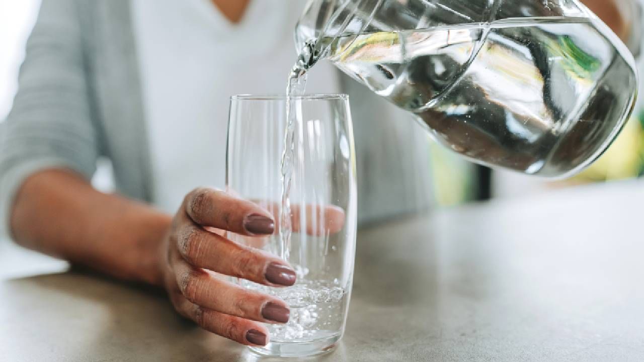 ಬೆಳಗ್ಗೆ ಎದ್ದ ತಕ್ಷಣ ಒಂದು ಲೋಟ ಬಿಸಿ ನೀರು ಕುಡಿದರೆ ಏನಾಗುತ್ತೆ ನೋಡಿ