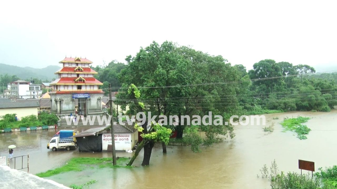 ನಿರಂತರ ಮಳೆಗೆ ಶಿವಮೊಗ್ಗದ ತುಂಗಾ ನದಿ ತುಂಬಿ ಹರಿಯುತ್ತಿದೆ. ಈಗಾಗಲೇ ಡ್ಯಾಮ್ನಿಂದ 37 ಸಾವಿರ ಕ್ಯೂಸೆಕ್ ನೀರು ಹೊರಬಿಟ್ಟಿದ್ದು, ನದಿ ತಟ್ಟದಲ್ಲಿರುವ ಬಡಾವಣೆ ಜನರಿಗೆ ಪ್ರವಾಹದ ಆತಂಕ ಮನೆಮಾಡಿದೆ.