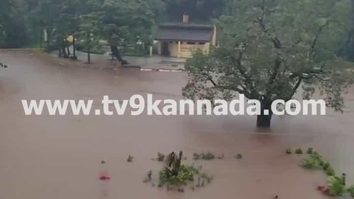 ಕೊಡಗು ಜಿಲ್ಲೆಯಲ್ಲಿ ಮಳೆ ಆರ್ಭಟ: ಭಾಗಮಂಡಲ ತ್ರಿವೇಣಿ ಸಂಗಮ ಸಂಪೂರ್ಣ ಜಲಾವೃತ ಕೊಡಗು ಜಿಲ್ಲೆಯಲ್ಲಿ ಮಳೆ ಆರ್ಭಟ: ಭಾಗಮಂಡಲ ತ್ರಿವೇಣಿ ಸಂಗಮ ಸಂಪೂರ್ಣ ಜಲಾವೃತ