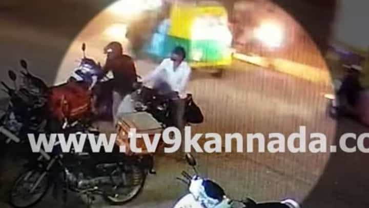 ಅಮೇಜಾನ್ ಡೆಲಿವರಿ ಬಾಯ್ ಹೊತ್ತು ತರುವ ಸಾಮಾನಗಳನ್ನೂ ಬಿಡುತ್ತಿಲ್ಲ ಬೆಂಗಳೂರಿನ ಕಳ್ಳರು! ಅಮೇಜಾನ್ ಡೆಲಿವರಿ ಬಾಯ್ ಹೊತ್ತು ತರುವ ಸಾಮಾನಗಳನ್ನೂ ಬಿಡುತ್ತಿಲ್ಲ ಬೆಂಗಳೂರಿನ ಕಳ್ಳರು!