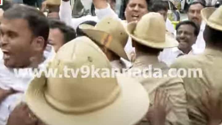 ಕಾಂಗ್ರೆಸ್ ಯುವ ನಾಯಕರಿಂದ ಬಿಜೆಪಿ ಕಚೇರಿ ಮುತ್ತಿಗೆ ಯತ್ನ, ವಿಷಯ ತಿಳಿದು ಸ್ಥಳಕ್ಕೆ ಧಾವಿಸಿದ ಬಿಜೆಪಿ ನಾಯಕರು ಕಾಂಗ್ರೆಸ್ ಯುವ ನಾಯಕರಿಂದ ಬಿಜೆಪಿ ಕಚೇರಿ ಮುತ್ತಿಗೆ ಯತ್ನ, ವಿಷಯ ತಿಳಿದು ಸ್ಥಳಕ್ಕೆ ಧಾವಿಸಿದ ಬಿಜೆಪಿ ನಾಯಕರು