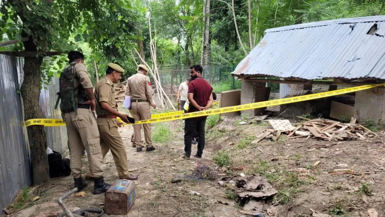 ಕಾಶ್ಮೀರ: ಮಸೀದಿ ನೆಲಸಮ ಮಾಡುವ ವೇಳೆ ನಿಗೂಢ ಸ್ಫೋಟ, ಮೂವರಿಗೆ ಗಾಯ