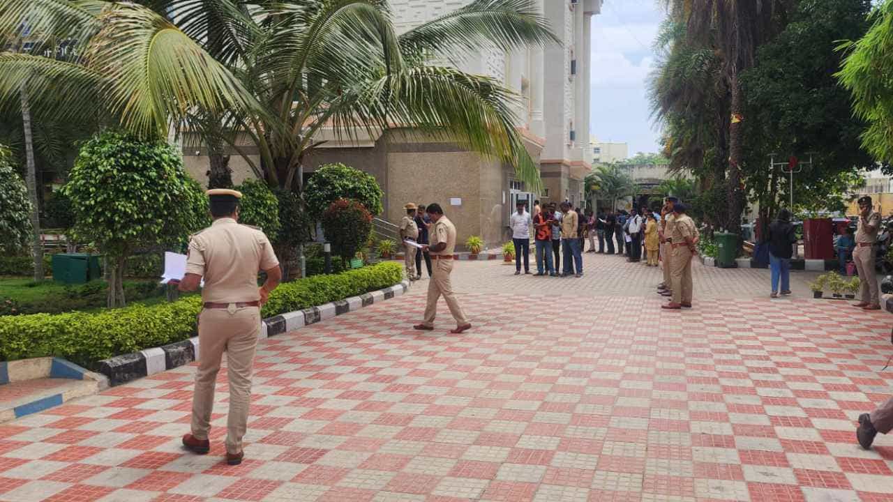 ಬೆಂಗಳೂರು: ಪಾಸ್ಪೋರ್ಟ್ ಕಚೇರಿ, ಸಿಎಂ ಮನೆಗೆ ಬಾಂಬ್ ಬೆದರಿಕೆ ಸಂದೇಶ ಬೆಂಗಳೂರು: ಪಾಸ್ಪೋರ್ಟ್ ಕಚೇರಿ, ಸಿಎಂ ಮನೆಗೆ ಬಾಂಬ್ ಬೆದರಿಕೆ ಸಂದೇಶ