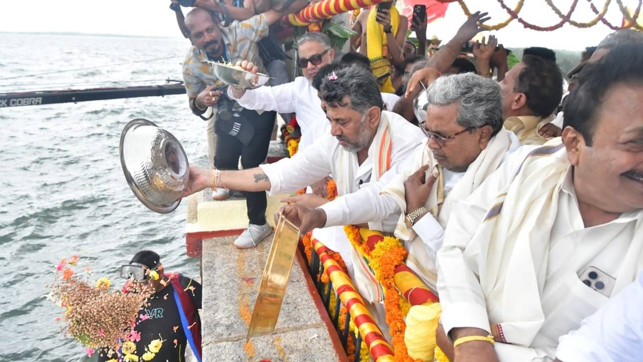 ಡಿಸಿಎಂ ಡಿ.ಕೆ.ಶಿವಕುಮಾರ್ ಹಾಗೂ ಸಚಿವರು, ಶಾಸಕರೊಂದಿಗೆ ಮೈಸೂರಿನಿಂದ ಬಸ್ನಲ್ಲಿ ಕೆಆರ್ಎಸ್ಗೆ ಆಗಮಿಸಿದ ಸಿಎಂ ಸಿದ್ದರಾಮಯ್ಯ, ಕೆಆರ್ಎಸ್ ನಿರ್ಮಾತೃಗಳಾದ ನಾಲ್ವಡಿ ಕೃಷ್ಣರಾಜ ಒಡೆಯರ್ ಹಾಗೂ ವಿಶ್ವೇಶ್ವರಯ್ಯನವರ ಭಾವಚಿತ್ರಕ್ಕೆ ಪುಷ್ಪಾರ್ಚನೆ ನೆರವೇರಿಸಿದರು.