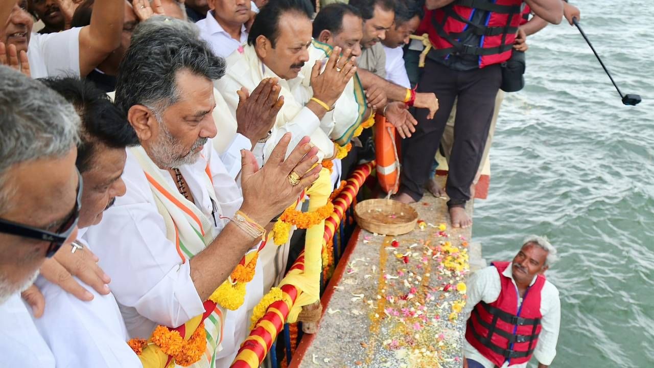 ಬಳಿಕ ಡ್ಯಾಂ ಅರ್ಧ ಭಾಗದವೆಗೂ ಎಲೆಕ್ಟ್ರಾನಿಕ್ ವಾಹನದಲ್ಲಿ ಆಗಮಿಸಿ ನಂತರ ನಡೆದುಕೊಂಡು ಬಂದು ಜಲಾಶಯದ ಮನಮೋಹಕ ದೃಶ್ಯ ಕಣ್ತುಂಬಿಕೊಂಡರು. ಇದಾದ ಬಳಿಕ ಖ್ಯಾತ ವೈದಿಕ ಭಾನುಪ್ರಕಾಶ್ ಶರ್ಮಾ ನೇತೃತ್ವದಲ್ಲಿ ಶಾಸ್ತ್ರೋಕ್ತವಾಗಿ ಬಾಗಿನ ಸರ್ಪಿಸಿ ನಾಡಿನ ಸಮೃದ್ಧಿಗಾಗಿ ಪ್ರಾರ್ಥನೆ ಸಲ್ಲಿಸಿದರು. ಬಳಿಕ ಡಿ.ಕೆ.ಶಿವಕುಮಾರ್, ಸಚಿವ ಚಲುವರಾಯಸ್ವಾಮಿ ಸೇರಿದಂತೆ ಜೊತೆಗಿದ್ದ ಸಚಿವರು, ಶಾಸಕರು ಹಾಗೂ ಅಧಿಕಾರಿಗಳು ತಾಯಿ ಕಾವೇರಿ ಮಾತೆಗೆ ಬಾಗಿನ ಸಲ್ಲಿಸಿದರು. ನಂತರ ಕಾವೇರಿ ಮಾತೆ ಪ್ರತಿಮೆಗೂ ಪೂಜೆ ಸಲ್ಲಿಸಿದರು.