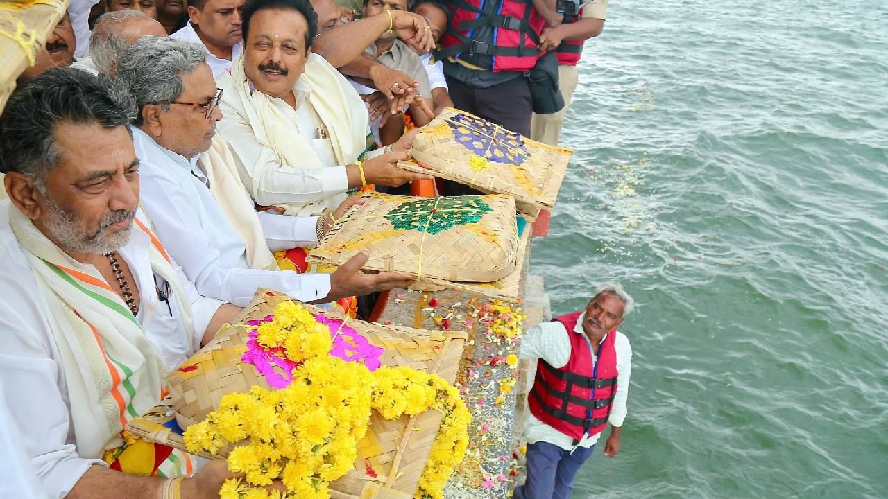 ಕೆಆರ್ಎಸ್ ಜಲಾಶಯ 93 ವರ್ಷದ ಇತಿಹಾಸದಲ್ಲೇ ಮೊಟ್ಟಮೊದಲ ಬಾರಿಗೆ ಜೂನ್ನಲ್ಲೇ ಸಂಪೂರ್ಣ ಭರ್ತಿಯಾಗಿ ಹೊಸ ದಾಖಲೆ ಬರೆದಿದೆ. ಜೂನ್ ತಿಂಗಳಿನಲ್ಲಿಯೇ ಬಾಗಿನ ಅರ್ಪಿಸುವ ಮೂಲಕ ಮುಖ್ಯಮಂತ್ರಿ ಸಿದ್ದರಾಮಯ್ಯ ಅವರು ದಾಖಲೆ ನಿರ್ಮಿಸಿದ್ದಾರೆ. ಮುಖ್ಯಮಂತ್ರಿ ಸಿದ್ದರಾಮಯ್ಯ ಅವರು, ಈಗಾಗಲೇ 2013, 2014, 2024 ಈ ಮೂರು ವರ್ಷ ಕಾವೇರಿ ನದಿಗೆ ಬಾಗಿನ ಅರ್ಪಿಸಿ, ಪೂಜೆ ಸಲ್ಲಿಸಿದ್ದರು.
