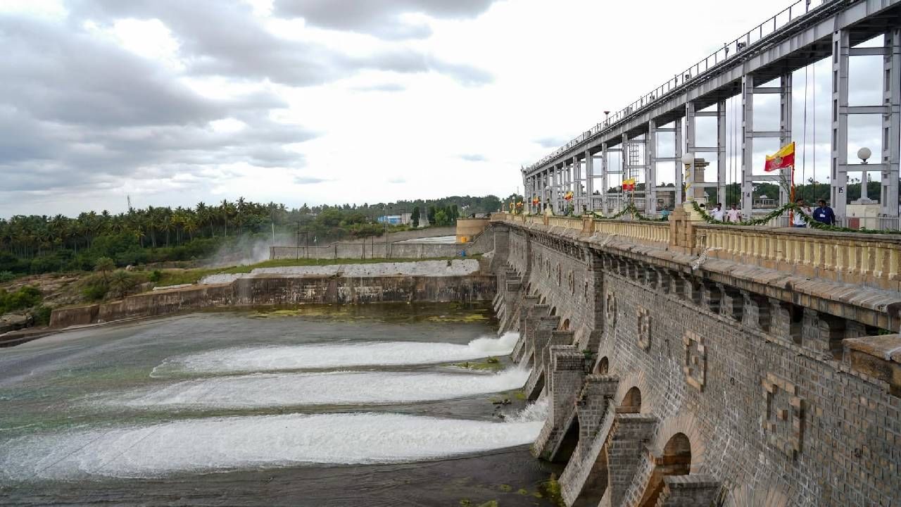 ಹಳೇ ಮೈಸೂರು ಭಾಗದ ಜೀವನಾಡಿ ಕನ್ನಂಬಾಡಿ ಈ ಬಾರಿ ವಾಡಿಕೆಗೂ ಮುನ್ನವೇ ಭರ್ತಿಯಾಗಿದೆ. 93 ವರ್ಷದಲ್ಲೇ ಮೊದಲ ಬಾರಿಗೆ ಜೂನ್ನಲ್ಲಿ ಕೆಆರ್ಎಸ್ ಒಡಲು ಸಂಪೂರ್ಣ ಭರ್ತಿಯಾಗಿದ್ದು, ಮುಖ್ಯಮಂತ್ರಿ ಸಿದ್ದರಾಮಯ್ಯ ಅವರು ಕಾವೇರಿ ಮಾತೆಗೆ ಬಾಗಿನ ಸಮರ್ಪಣೆ ಮಾಡಿದರು. ಈ ಮೂಲಕ ಮುಖ್ಯಮಂತ್ರಿ ಸಿದ್ದರಾಮಯ್ಯಯವರು ದಾಖಲೆ ನಿರ್ಮಿಸಿದ್ದಾರೆ.
