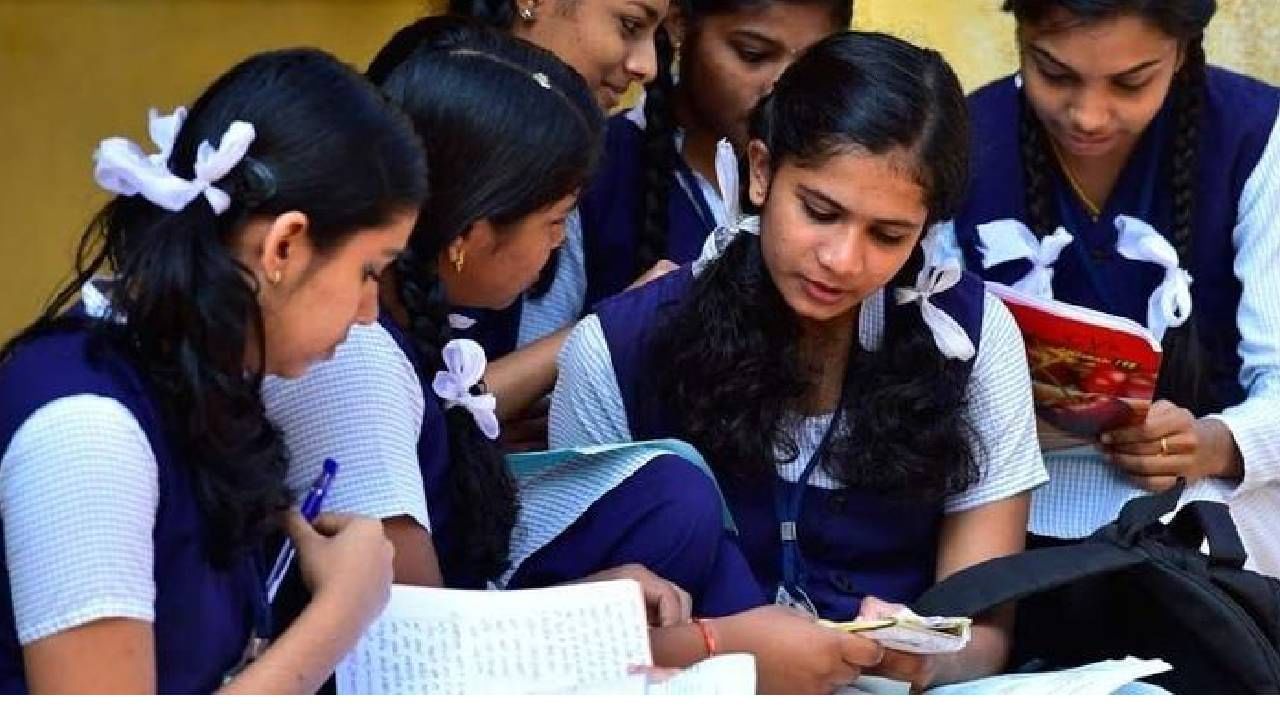 ಮೊದಲ ಹಂತದ ಪರೀಕ್ಷೆಗಳು ಫೆಬ್ರವರಿ ತಿಂಗಳಲ್ಲಿ ನಡೆಯಲಿವೆ. 10 ನೇ ತರಗತಿಯ ಎರಡನೇ ಹಂತದ ಪರೀಕ್ಷೆಗಳನ್ನು ಐಚ್ಛಿಕಗೊಳಿಸಲಾಗಿದೆ. ಎರಡನೇ ಹಂತದ ಪರೀಕ್ಷೆಗಳು ಮೇ ತಿಂಗಳಲ್ಲಿ ನಡೆಯಲಿವೆ. ಮೇ ತಿಂಗಳಲ್ಲಿ ನಡೆಯುವ ಪರೀಕ್ಷೆಗಳು ಐಚ್ಛಿಕವಾಗಿರುತ್ತವೆ. ಅಂದರೆ ತಮ್ಮ ಅಂಕಗಳನ್ನು ಹೆಚ್ಚಿಸಿಕೊಳ್ಳಲು ಬಯಸುವ ವಿದ್ಯಾರ್ಥಿಗಳು ಈ ಪರೀಕ್ಷೆಗಳನ್ನು ಬರೆಯಬಹುದು.