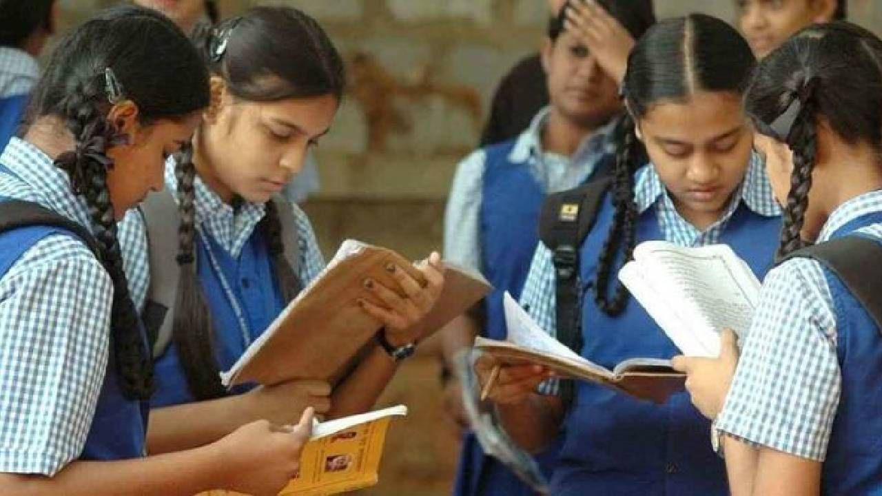 ಈ ನಿಟ್ಟಿನಲ್ಲಿ, ವಿದ್ಯಾರ್ಥಿಗಳು ಒಂದು ಶೈಕ್ಷಣಿಕ ವರ್ಷದಲ್ಲಿ ಎರಡು ಬಾರಿ ಬೋರ್ಡ್ ಪರೀಕ್ಷೆಗಳನ್ನು ಬರೆಯಲು ಅನುವು ಮಾಡಿಕೊಡುವ ಹೊಸ ವ್ಯವಸ್ಥೆಯನ್ನು ಪರಿಚಯಿಸಲಾಗುವುದು ಎಂದು ಅಧಿಕಾರಿಗಳು ಬುಧವಾರ ತಿಳಿಸಿದ್ದಾರೆ. ಹೊಸ ನೀತಿಯ ಪ್ರಕಾರ, ಎಲ್ಲಾ ವಿದ್ಯಾರ್ಥಿಗಳು 10 ನೇ ತರಗತಿಯ ಮೊದಲ ಹಂತದ ಪರೀಕ್ಷೆಗಳನ್ನು ಬರೆಯಬೇಕಾಗುತ್ತದೆ.