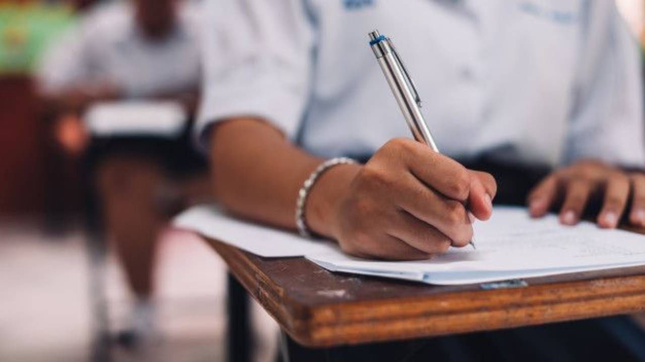 ಕೇಂದ್ರೀಯ ಪ್ರೌಢ ಶಿಕ್ಷಣ ಮಂಡಳಿ (CBSE) ಬುಧವಾರ (ಜೂನ್ 25) 10 ನೇ ತರಗತಿಯ ಪರೀಕ್ಷೆಗಳನ್ನು ವರ್ಷಕ್ಕೆ ಎರಡು ಬಾರಿ ನಡೆಸಲು ಅನುಮೋದನೆ ನೀಡಿದೆ. ಈ ನೀತಿಯು 2026 ರಿಂದ ಜಾರಿಗೆ ಬರಲಿದ್ದು, ಇದರರ್ಥ 2026 ರಿಂದ CBSE 10 ನೇ ತರಗತಿಯ ಬೋರ್ಡ್ ಪರೀಕ್ಷೆಗಳನ್ನು ವರ್ಷಕ್ಕೆ ಎರಡು ಬಾರಿ ನಡೆಸಲಿದೆ.