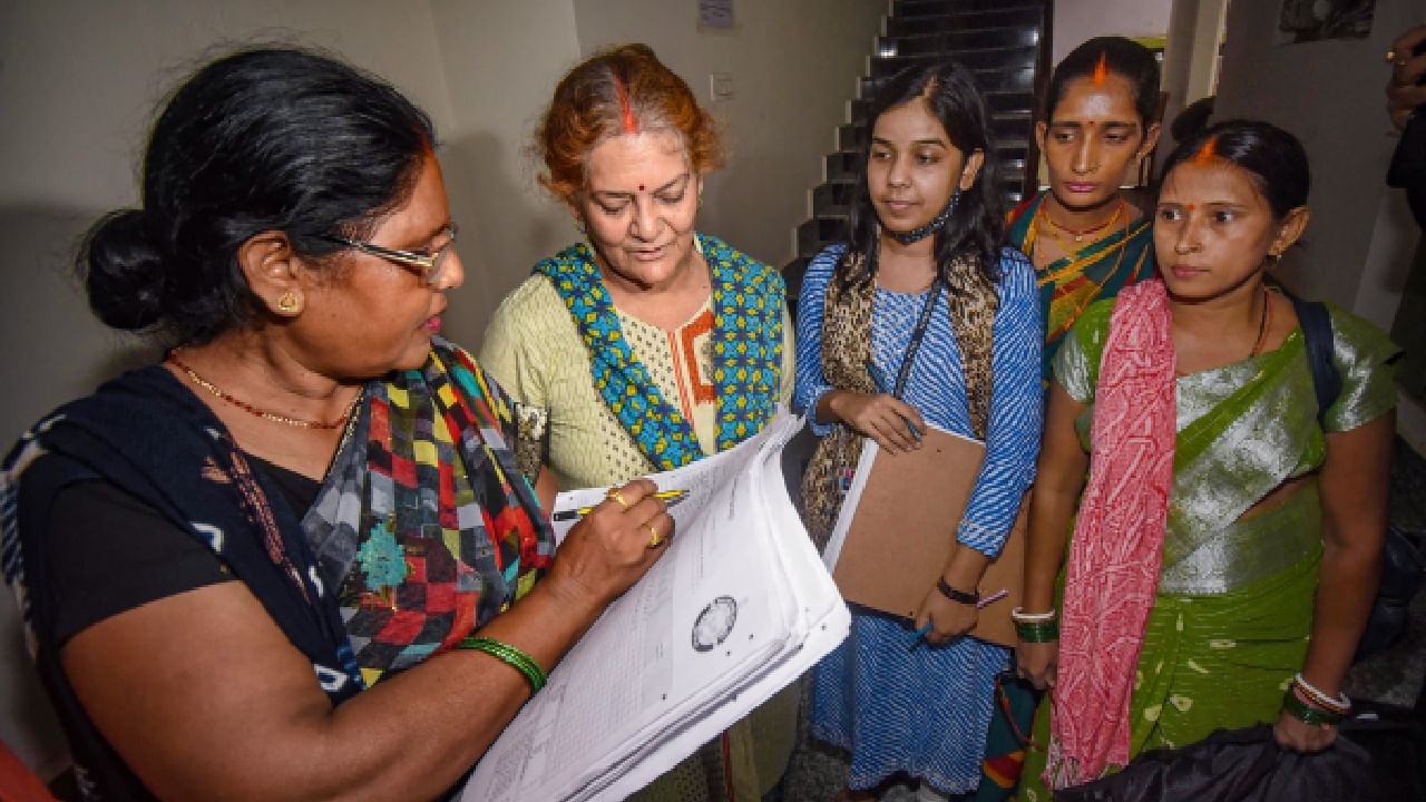 Population Census: ಕೇಂದ್ರ ಸರ್ಕಾರದಿಂದ ಜನಗಣತಿ ದಿನಾಂಕ ಪ್ರಕಟ; 2026, 2027ರಲ್ಲಿ 2 ಹಂತಗಳಲ್ಲಿ ಗಣತಿ Population Census: ಕೇಂದ್ರ ಸರ್ಕಾರದಿಂದ ಜನಗಣತಿ ದಿನಾಂಕ ಪ್ರಕಟ; 2026, 2027ರಲ್ಲಿ 2 ಹಂತಗಳಲ್ಲಿ ಗಣತಿ