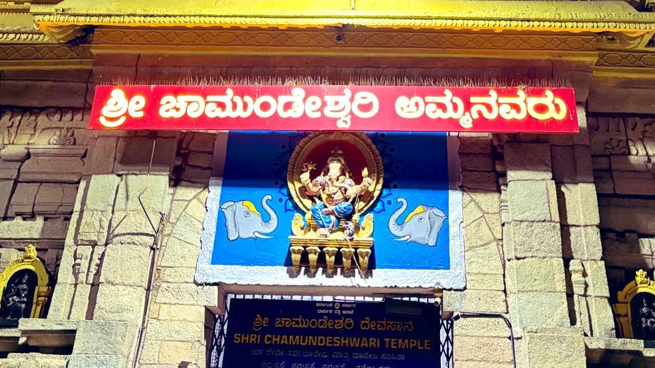 ಆಷಾಢ ಶುಕ್ರವಾರ ಚಾಮುಂಡೇಶ್ವರಿ ದರ್ಶನಕ್ಕೆ ಹಣ ವಸೂಲಿ: ಸರ್ಕಾರದ ನಡೆಗೆ ಭುಗಿಲೆದ್ದ ಆಕ್ರೋಶ ಆಷಾಢ ಶುಕ್ರವಾರ ಚಾಮುಂಡೇಶ್ವರಿ ದರ್ಶನಕ್ಕೆ ಹಣ ವಸೂಲಿ: ಸರ್ಕಾರದ ನಡೆಗೆ ಭುಗಿಲೆದ್ದ ಆಕ್ರೋಶ