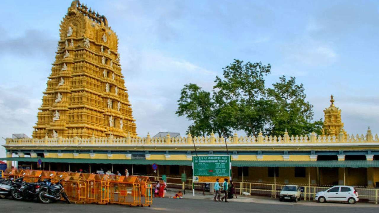 ಆಷಾಢ ಮಾಸದಲ್ಲಿ ಈ ದಿನಗಳಂದು ಚಾಮುಂಡಿ ಬೆಟ್ಟಕ್ಕೆ ವಾಹನ ನಿರ್ಬಂಧ ಆಷಾಢ ಮಾಸದಲ್ಲಿ ಈ ದಿನಗಳಂದು ಚಾಮುಂಡಿ ಬೆಟ್ಟಕ್ಕೆ ವಾಹನ ನಿರ್ಬಂಧ