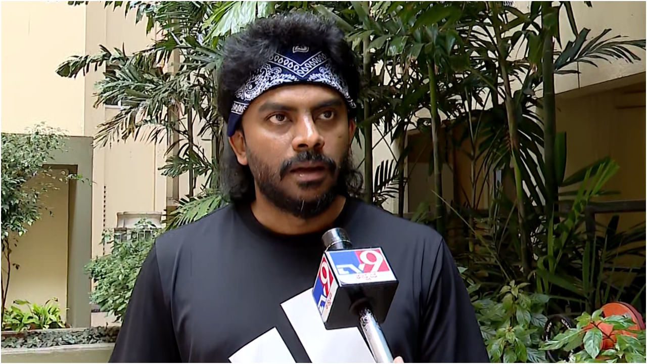 ಆರ್​ಸಿಬಿ ಫ್ಯಾನ್ಸ್ ಕಾಲ್ತುಳಿತ: ಚಂದನ್​ ಶೆಟ್ಟಿಗೂ ಪೊಲೀಸರ ಲಾಠಿ ಏಟು