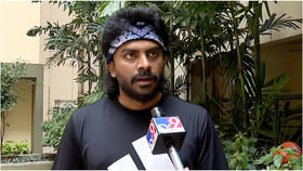 ಆರ್ಸಿಬಿ ಫ್ಯಾನ್ಸ್ ಕಾಲ್ತುಳಿತ: ಚಂದನ್ ಶೆಟ್ಟಿಗೂ ಪೊಲೀಸರ ಲಾಠಿ ಏಟು ಆರ್ಸಿಬಿ ಫ್ಯಾನ್ಸ್ ಕಾಲ್ತುಳಿತ: ಚಂದನ್ ಶೆಟ್ಟಿಗೂ ಪೊಲೀಸರ ಲಾಠಿ ಏಟು