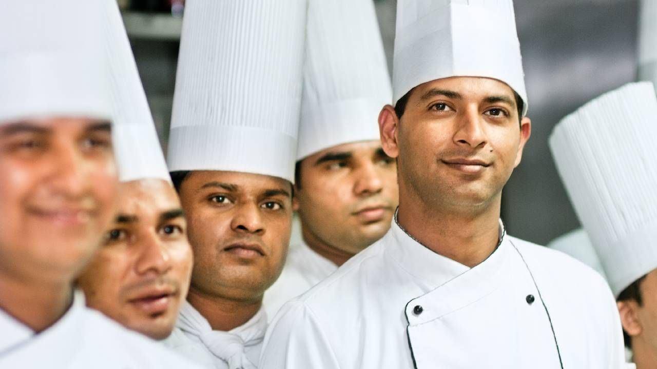 ಸ್ಟಾರ್ ಹೋಟೆಲ್ ಮತ್ತು ರೆಸ್ಟೋರೆಂಟ್ಗಳಲ್ಲಿ ಬಗೆಬಗೆಯ ಅಡುಗೆ ತಯಾರಿಸುವವರನ್ನು ಬಾಣಸಿಗ ಎಂದು ಕರೆಯಲಾಗುತ್ತದೆ. ಬಾಣಸಿಗ ವೃತ್ತಿಯೂ ಕೂಡಾ ಒಂದು ಪ್ರಮುಖ ವೃತ್ತಿಯಾಗಿದ್ದು, ಈ ವೃತ್ತಿಗೆ ನಳಪಾಕದಲ್ಲಿ ಪ್ರಾವಿಣ್ಯತೆ ಹೊಂದಿರುವುದು ಬಹಳ ಮುಖ್ಯ. ಅಷ್ಟೇ ಅಲ್ಲದೆ ಕೆಲಸ ಮಾಡುವ ಸಂದರ್ಭದಲ್ಲಿ ಚೆಫ್ಗಳು ಒಂದಷ್ಟು ನಿಯಮಗಳನ್ನು ಕೂಡಾ ಪಾಲಿಸುತ್ತಾರೆ. ಅವುಗಳಲ್ಲಿ ಉದ್ದನೆಯ ಬಿಳಿ ಟೋಪಿ ಧರಿಸುವುದು ಕೂಡಾ ಒಂದು. ನೀವು ಕೂಡಾ ಚೆಫ್ಗಳು ಬಿಳಿ ಟೋಪಿಗಳನ್ನು ಧರಿಸಿರುವುದನ್ನು ನೋಡಿರುತ್ತೀರಿ ಅಲ್ವಾ. ಅದನ್ನೇಕೆ ಧರಿಸುತ್ತಾರೆ ಗೊತ್ತಾ?