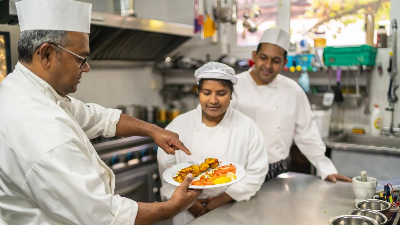 ಚೆಫ್‌ಗಳು ತಲೆಯ ಮೇಲೆ ಬಿಳಿ ಟೋಪಿ ಏಕೆ ಧರಿಸುತ್ತಾರೆ: ಚೆಫ್‌ಗಳು ಧರಿಸುವ ಬಿಳಿ ಟೋಪಿ ಅಡುಗೆ ಕಲೆ ಮತ್ತು ಕುಶಲತೆಯ ಸಂಕೇತವೆಂದು ವ್ಯಾಪಕವಾಗಿ ಪರಿಗಣಿಸಲಾಗಿದೆ. ಇದನ್ನು ಧರಿಸುವುದು ಕೇವಲ ಸಂಪ್ರದಾಯ ಮತ್ತು ಫ್ಯಾಶನ್‌ ಮಾತ್ರವಲ್ಲ. ಇದರ ಹಿಂದೆ ಹಲವು ವಿಶೇಷ ಕಾರಣಗಳಿವೆ, ಆದರೆ ಹೆಚ್ಚಿನ ಜನರಿಗೆ ಅದರ ಬಗ್ಗೆ ತಿಳಿದಿಲ್ಲ.