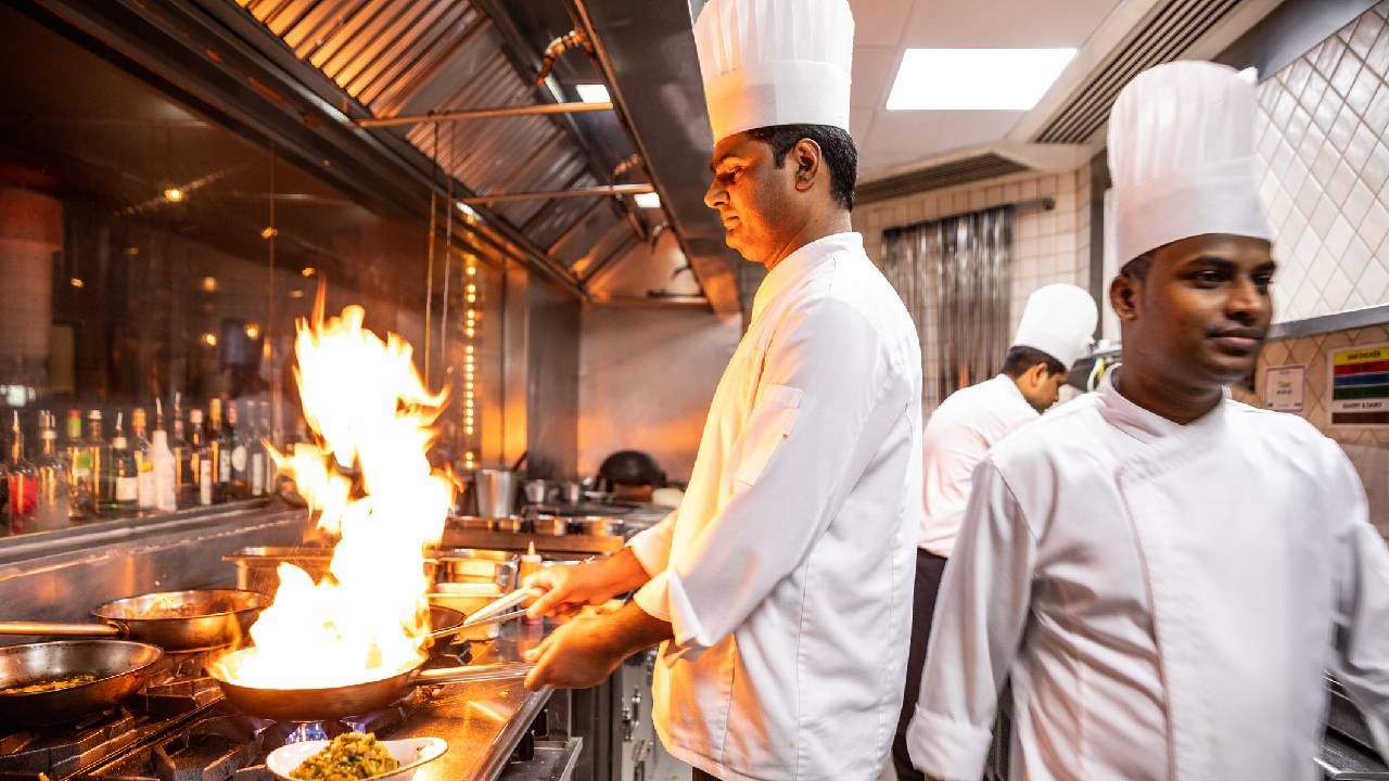 ಈ ಬಿಳಿ ಟೋಪಿಯನ್ನು ಏನೆಂದು ಕರೆಯುತ್ತಾರೆ: ಬಾಣಸಿಗರು ಧರಿಸುವ ಬಿಳಿ ಟೋಪಿಯನ್ನು  ಟೋಕ್ ಅಥವಾ ಟೋಕ್‌ ಬ್ಲಾಂಚೆ ಎಂದು  ಕರೆಯಲಾಗುತ್ತದೆ. 100 ನೆರಿಗೆಗಳನ್ನು ಹೊಂದಿರುವ ಟೋಪಿ ಪಾಕಶಾಲೆಯ ಪರಿಣತಿ ಮತ್ತು ಪಾಂಡಿತ್ಯವನ್ನು ಸಂಕೇತಿಸುತ್ತವೆ.  ಒಟ್ಟಾರೆಯಾಗಿ ನೆರಿಗೆಗಳನ್ನು ಹೊಂದಿರುವ ಸಿಲಿಂಡರಾಕಾರದ ಈ ಟೋಪಿ ಬಾಣಸಿಗರ ಹೆಮ್ಮೆಯ ಸಂಕೇತ ಅಂತಾನೇ ಹೇಳಬಹುದು. 