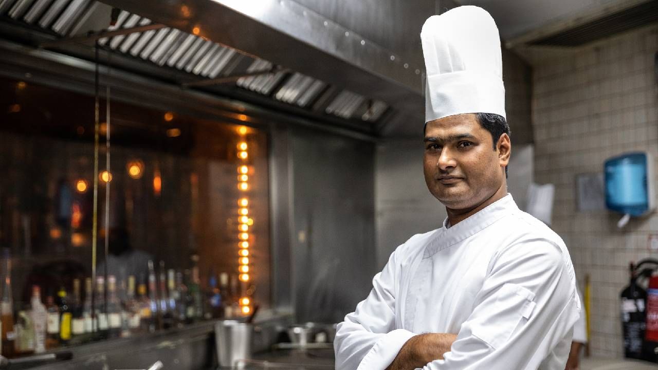 ಇದೂ ಒಂದು ಕಾರಣ: ಈ ಟೋಪಿಗಳು ಬೆವರು ಹೀರಿಕೊಳ್ಳುವ ಪ್ರವೃತ್ತಿಯನ್ನು ಹೊಂದಿದೆ. ಅಡುಗೆ ಮಾಡುವಾಗ ತುಂಬಾ ಶಾಖವಿರುತ್ತದೆ ಮತ್ತು ಇದು ಬೆವರುವಿಕೆಗೆ ಕಾರಣವಾಗುತ್ತದೆ. ಆದ್ದರಿಂದ ಬೆವರನ್ನು ಹೀರಿಕೊಳ್ಳುವ ಪ್ರವೃತ್ತಿಯನ್ನು ಹೊಂದಿರುವ ಈ ಕ್ಯಾಪ್‌ಗಳನ್ನು ನೈರ್ಮಲ್ಯದ ದೃಷ್ಟಿಯಿಂದ ಬಾಣಸಿಗರು ತೊಡುತ್ತಾರೆ. ಅಲ್ಲದೆ ಇದು ಬಾಣಸಿಗರು ಕೆಲಸದಲ್ಲಿ ವೃತ್ತಿಪರ ಮತ್ತು ಶಿಸ್ತನ್ನು ಕಾಪಾಡಿಕೊಳ್ಳಲು ಸಹಾಯ ಮಾಡುತ್ತದೆ.