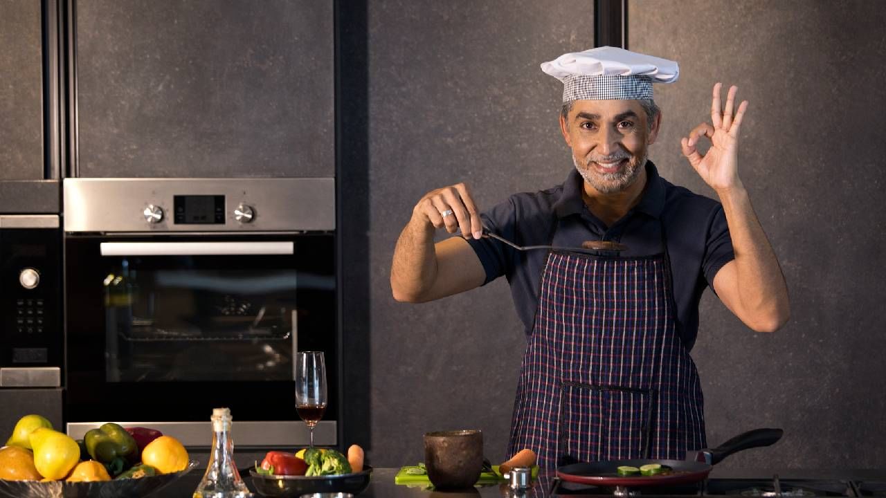 ಇದಕ್ಕಾಗಿಯೇ  ಬಿಳಿ ಟೋಪಿಗಳನ್ನು ಧರಿಸುತ್ತಾರೆ: ಬಾಣಸಿಗರ ಟೋಪಿ ಕೇವಲ ಸಂಪ್ರದಾಯ ಅಥವಾ ಫ್ಯಾಷನ್‌ಗೆ ಸೀಮಿತವಾಗಿಲ್ಲ. ಇದು ಅಡುಗೆ ಪ್ರಕ್ರಿಯೆಯಲ್ಲಿ ಸುರಕ್ಷತೆ ಮತ್ತು ನೈರ್ಮಲ್ಯವನ್ನು ಕಾಪಾಡಿಕೊಳ್ಳುವಲ್ಲಿ ಮಹತ್ವದ ಪಾತ್ರ ವಹಿಸುತ್ತದೆ. ಹೌದು ಅಡುಗೆ ಮನೆಯ ನೈರ್ಮಲ್ಯದ ಕಾರಣಕ್ಕಾಗಿ ಬಾಣಸಿಗರು ಈ ಉದ್ದನೆಯ ಬಿಳಿ ಟೋಪಿಗಳನ್ನು ಧರಿಸುತ್ತಾರೆ. ಇದರಿಂದ ಕೂದಲು ಆಹಾರಕ್ಕೆ ಬೀಳುವುದಿಲ್ಲ ಮತ್ತು ನೈರ್ಮಲ್ಯಕ್ಕೆ ವಿಶೇಷ ಗಮನ ನೀಡಬಹುದು.  ಅಲ್ಲದೆ ಈ ಬಿಳಿ ಬಣ್ಣ ಸ್ವಚ್ಛತೆಯ ಸಂಕೇತವಾಗಿದೆ. 

