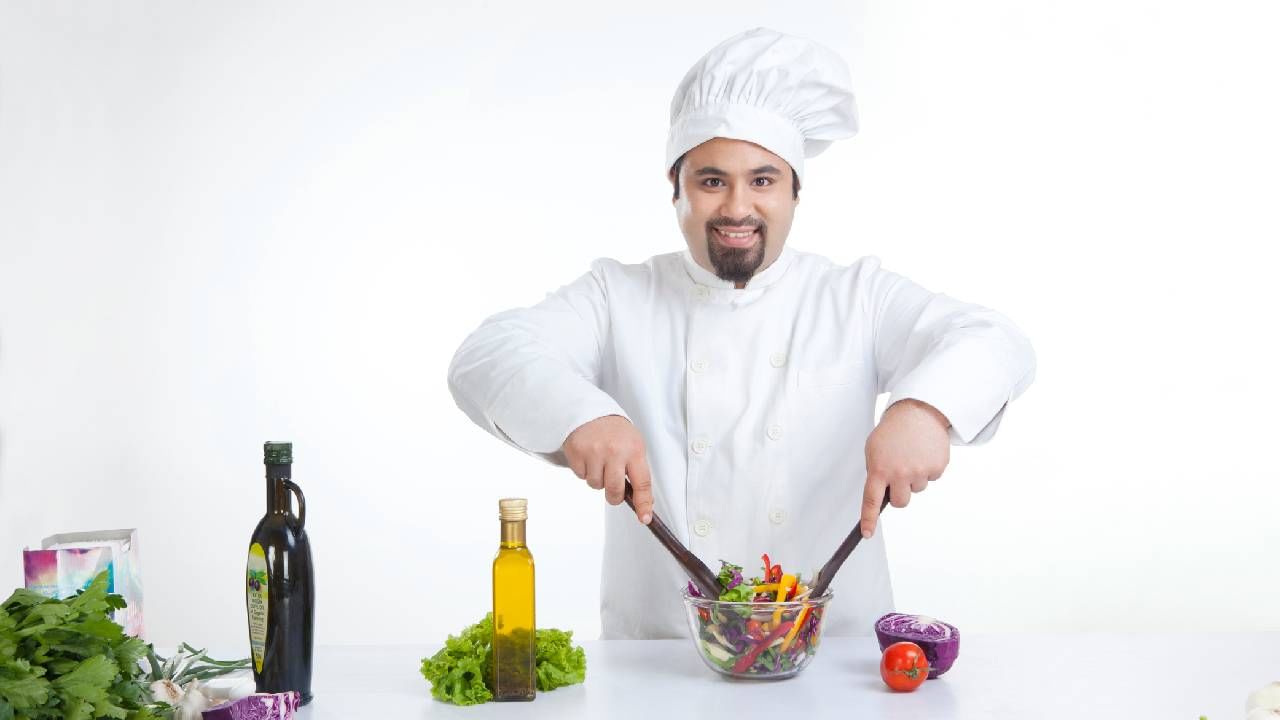 ಟೋಪಿಯಲ್ಲಿ ಬದಲಾವಣೆ: ಈ ಬಿಳಿ ಟೋಪಿಗಳು ಗೌರವದ ಸಂಕೇತವಾಗಿ ಉಳಿದಿವೆ, ಆದರೆ ಇಂದು ಚೆಫ್‌ಗಳು  ತಮ್ಮ ಕೆಲಸದ ಪರಿಸ್ಥಿತಿಗಳು ಮತ್ತು ವೈಯಕ್ತಿಕ ಇಚ್ಛೆಗೆ ತಕ್ಕಂತೆ ವಿವಿಧ ರೀತಿಯ ಹೆಡ್‌ವೇರ್‌ಗಳನ್ನು ಧರಿಸುತ್ತಾರೆ. ಇಂದು ಚೆಫ್ ಬೀನ್, ಬೆರೆಟ್‌, ಪಿಲ್‌ಬಾಕ್ಸ್ ಟೋಪಿಗಳು, ಬೇಸ್‌ಬಾಲ್ ಕ್ಯಾಪ್‌ಗಳನ್ನು ಚೆಫ್‌ಗಳು ಧರಿಸುತ್ತಿದ್ದಾರೆ. 

