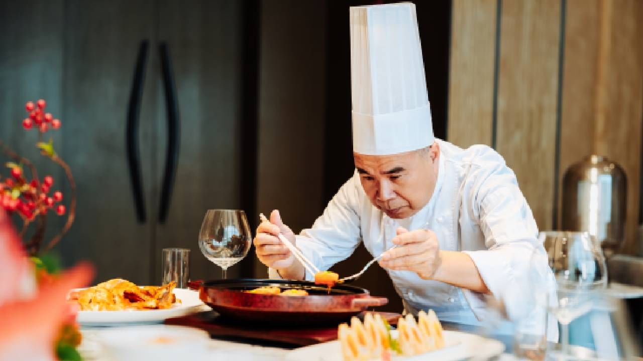 ಬಾಣಸಿಗರ ಬಿಳಿ ಟೋಪಿಯ ಇತಿಹಾಸ: ಬಾಣಸಿಗರ ಟೋಪಿಗಳ ಮೂಲದ ಬಗ್ಗೆ ಹಲವಾರು ಸಿದ್ಧಾಂತಗಳಿವೆ. ಮಾಹಿತಿಯ ಪ್ರಕಾರ ಟೋಕ್ ಬ್ಲಾಂಚೆ ಧರಿಸುವ ಪದ್ಧತಿಯು 18 ನೇ ಶತಮಾನದಲ್ಲಿ ಫ್ರಾನ್ಸ್‌ನಲ್ಲಿ ಹುಟ್ಟಿಕೊಂಡಿತು ಎಂದು ಹೇಳಲಾಗುತ್ತದೆ. ಪ್ರಸಿದ್ಧ ಬಾಣಸಿಗ ಮೇರಿ-ಆಂಟೊಯಿನ್ ಕ್ಯಾರೆಮ್ ಬಾಣಸಿಗರ ಟೋಕ್ ಮತ್ತು ಬಿಳಿ ಬಣ್ಣದ ಬಾಣಸಿಗರ ಕೋಟ್  ಪರಿಚಯಿಸಿದರು.  ಮೊದಲು, ಫ್ರೆಂಚ್ ಬಾಣಸಿಗರು ಕ್ಯಾಸ್ಕ್ ಎ ಮೆಚೆ ಎಂದು ಕರೆಯಲ್ಪಡುವ ಸ್ಟಾಕಿಂಗ್ ಕ್ಯಾಪ್  ಧರಿಸುತ್ತಿದ್ದರು. ನಂತರ, ಫ್ರೆಂಚ್ ಬಾಣಸಿಗ ಬೌಚರ್, ಅಡುಗೆಮನೆಯ ನೈರ್ಮಲ್ಯಕ್ಕೆ ಸಂಬಂಧಿಸಿದ ಕಾರಣಗಳಿಗಾಗಿ ಬಿಳಿ ಬಣ್ಣವನ್ನು ಧರಿಸಬೇಕೆಂದು ಹೇಳಿದರು. ಬಳಿಕ ಪರಿಣತಿ ಮತ್ತು ಅಧಿಕಾರವನ್ನು ಸಂಕೇತಿಸಲು ಬಾಣಸಿಗರು  18 ಇಂಚಿನ ಬಿಳಿ ಬಣ್ಣದ ಟೋಪಿ ಧರಿಸಲು ಆರಂಭಿಸಿದರು.

