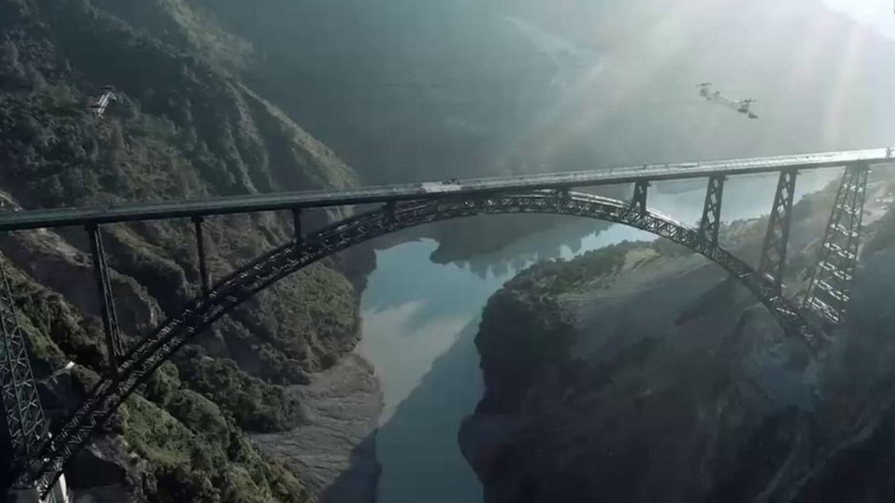 ವಿಶ್ವದ ಅತಿ ಎತ್ತರದ ಚೆನಾಬ್ ಸೇತುವೆ ನಿರ್ಮಾಣದ ಹಿಂದಿದೆ ಬೆಂಗಳೂರು ಐಐಎಸ್​ಸಿ ಪ್ರೊಫೆಸರ್ 17 ವರ್ಷದ ಶ್ರಮ!