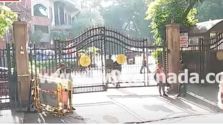 Bengaluru Stampede: ಸ್ಟೇಡಿಯಂ ಗೇಟ್ಗಳ ಬಳಿಯೇ ಯಮರಾಜ ಸುಳಿದಾಡುತ್ತಿದ್ದಿದ್ದು ಯಾರಿಗೂ ಗೊತ್ತಾಗಲಿಲ್ಲ Bengaluru Stampede: ಸ್ಟೇಡಿಯಂ ಗೇಟ್ಗಳ ಬಳಿಯೇ ಯಮರಾಜ ಸುಳಿದಾಡುತ್ತಿದ್ದಿದ್ದು ಯಾರಿಗೂ ಗೊತ್ತಾಗಲಿಲ್ಲ