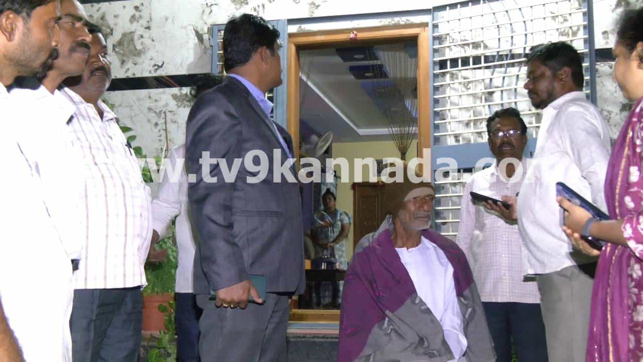 ಇಂತಹ ನೀಚ ಮಕ್ಕಳು ಯಾರಿಗೂ ಬೇಡ : ತಂದೆಯನ್ನೇ ಮನೆಯಿಂದ ಹೊರ ಹಾಕಿದ ಪುತ್ರರು