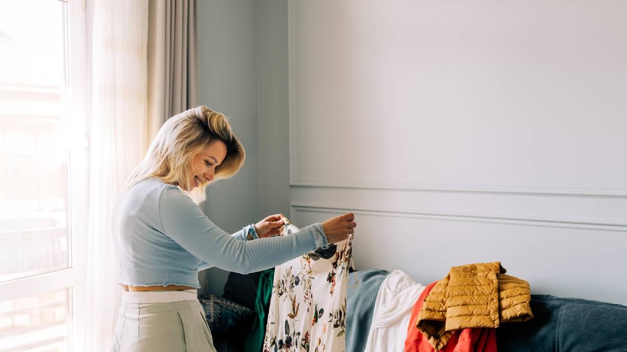 ಬಟ್ಟೆ: ಬಟ್ಟೆಗಳನ್ನು ಎಂದಿಗೂ ವಿನಿಮಯ ಮಾಡಿಕೊಳ್ಳಬೇಡಿ. ಬಟ್ಟೆಗಳು ನಕಾರಾತ್ಮಕ ಶಕ್ತಿಯನ್ನು ಹೊಂದಿರುತ್ತವೆ. ನೀವು ಇತರರ ಬಟ್ಟೆಯನ್ನು ಧರಿಸುವುದರಿಂದ ಆ ವ್ಯಕ್ತಿಯ ನಕಾರಾತ್ಮಕ ಶಕ್ತಿ ನಿಮಗೆ ಹರಡುವ ಸಾಧ್ಯತೆ ಇರುತ್ತದೆ. ಇನ್ನೊಂದು ಕಾರಣ ಏನೆಂದ್ರೆ, ಅವರಿಗೆ ಅಲರ್ಜಿ ಇತ್ಯಾದಿ ಸಮಸ್ಯೆಗಳಿದ್ದರೆ, ಆ ಬಟ್ಟೆಯ ಮೂಲಕ ಆ ಸಮಸ್ಯೆ ನಿಮಗೂ ಹರಡುವ ಸಾಧ್ಯತೆ ಇರುತ್ತದೆ. 