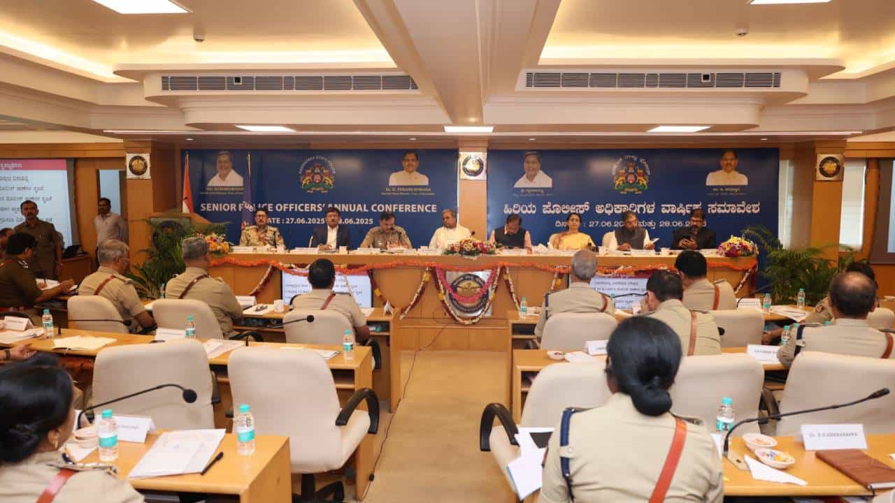 ಬೆಂಗಳೂರು ಕಾಲ್ತುಳಿತ: ಪೊಲೀಸರನ್ನ ಸಸ್ಪೆಂಡ್ ಮಾಡಿದ್ದಕ್ಕೆ ಸಿಎಂ ಬೇಸರ...ಸಭೆ ಇನ್ಸೈಡ್ ಡಿಟೇಲ್ಸ್ ಬೆಂಗಳೂರು ಕಾಲ್ತುಳಿತ: ಪೊಲೀಸರನ್ನ ಸಸ್ಪೆಂಡ್ ಮಾಡಿದ್ದಕ್ಕೆ ಸಿಎಂ ಬೇಸರ...ಸಭೆ ಇನ್ಸೈಡ್ ಡಿಟೇಲ್ಸ್