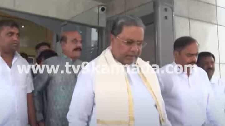 ದೆಹಲಿಯಲ್ಲಿ ಎಐಸಿಸಿ ಪ್ರಧಾನ ಕಾರ್ಯದರ್ಶಿ ವೇಣುಗೋಪಾಲ್ರನ್ನು ಭೇಟಿಯಾದ ಸಿದ್ದರಾಮಯ್ಯ ದೆಹಲಿಯಲ್ಲಿ ಎಐಸಿಸಿ ಪ್ರಧಾನ ಕಾರ್ಯದರ್ಶಿ ವೇಣುಗೋಪಾಲ್ರನ್ನು ಭೇಟಿಯಾದ ಸಿದ್ದರಾಮಯ್ಯ