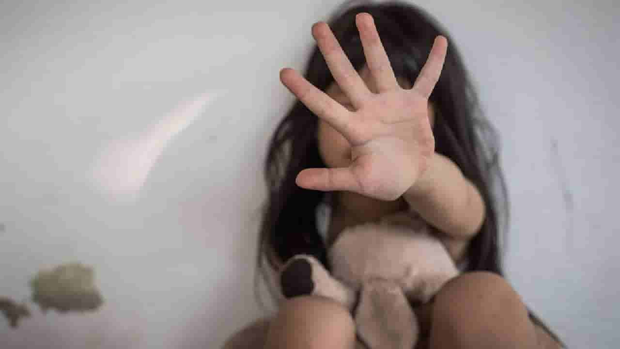 ಉತ್ತರ ಪ್ರದೇಶ: ಮೂರು ವರ್ಷದ ಬಾಲಕಿ ಮೇಲೆ ಸಾಮೂಹಿಕ ಅತ್ಯಾಚಾರ, ಮೆಟ್ರೋ ಸೇತುವೆ ಕೆಳಗೆ ಪ್ರಜ್ಞಾಹೀನ ಸ್ಥಿತಿಯಲ್ಲಿ ಪತ್ತೆ