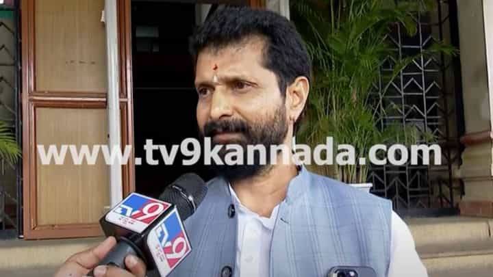 ಬೆಂಗಳೂರು ಕಾಲ್ತುಳಿತ ಘಟನೆಗೆ ಜವಾಬ್ದಾರಿಯನ್ನು ಹೊತ್ತು ಸಿಎಂ ಸಿದ್ದರಾಮಯ್ಯ ರಾಜೀನಾಮೆ ಸಲ್ಲಿಸಬೇಕು: ಸಿಟಿ ರವಿ ಬೆಂಗಳೂರು ಕಾಲ್ತುಳಿತ ಘಟನೆಗೆ ಜವಾಬ್ದಾರಿಯನ್ನು ಹೊತ್ತು ಸಿಎಂ ಸಿದ್ದರಾಮಯ್ಯ ರಾಜೀನಾಮೆ ಸಲ್ಲಿಸಬೇಕು: ಸಿಟಿ ರವಿ