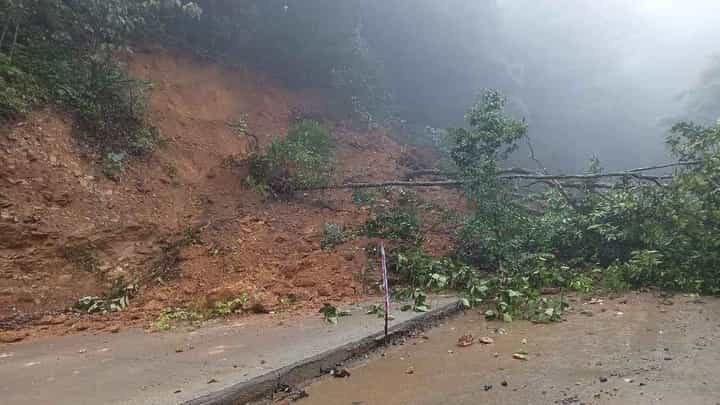 ದೇವಿಮನೆ ಘಟ್ಟದಲ್ಲಿ ಮತ್ತೆ ಗುಡ್ಡ ಕುಸಿತ: ಕುಮಟಾ-ಶಿರಸಿ ಸಂಪರ್ಕ ಸಂಪೂರ್ಣ ಕಡಿತ ದೇವಿಮನೆ ಘಟ್ಟದಲ್ಲಿ ಮತ್ತೆ ಗುಡ್ಡ ಕುಸಿತ: ಕುಮಟಾ-ಶಿರಸಿ ಸಂಪರ್ಕ ಸಂಪೂರ್ಣ ಕಡಿತ