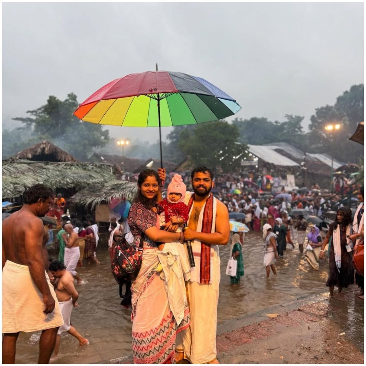 ಧನರಾಜ್ ಅವರು ದೇವರನ್ನು ಹೆಚ್ಚು ನಂಬುತ್ತಾರೆ. ಹೀಗಾಗಿ, ಆಗಾಗ ದೇವಸ್ಥಾನಗಳಿಗೆ ಭೇಟಿ ನೀಡುತ್ತಾರೆ. ಈಗ ಅವರು ಕೇರಳದ ಕೊಟ್ಟಿಯೂರ್ ದೇವಸ್ಥಾನಕ್ಕೆ ಭೇಟಿ ನೀಡಿದ್ದಾರೆ. ಈ ಸಂದರ್ಭದ ಫೋಟೋಗಳನ್ನು ಅವರು ಸೋಶಿಯಲ್ ಮೀಡಿಯಾದಲ್ಲಿ ಹಂಚಿಕೊಂಡಿದ್ದಾರೆ.