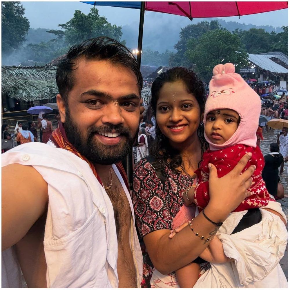 ಕೇರಳದ ಕಣ್ಣೂರಿನ ಕೊಟ್ಟಿಯೂರ್​ ದೇವಸ್ಥಾನಕ್ಕೆ ಧನರಾಜ್ ಅವರು ಪತ್ನಿ ಪ್ರಜ್ಞಾ, ಮಗಳು ಪ್ರಸಿದ್ಧಿ ಜೊತೆ ಭೇಟಿ ನೀಡಿದ್ದಾರೆ. ಅವರ ಕುಟುಂಬದವರು ಕೂಡ ಸಾಥ್ ನೀಡಿದ್ದಾರೆ. ಅಲ್ಲಿ ಇವರು ದೇವರ ದರ್ಶನ ಪಡೆದುಕೊಂಡಿದ್ದಾರೆ.
