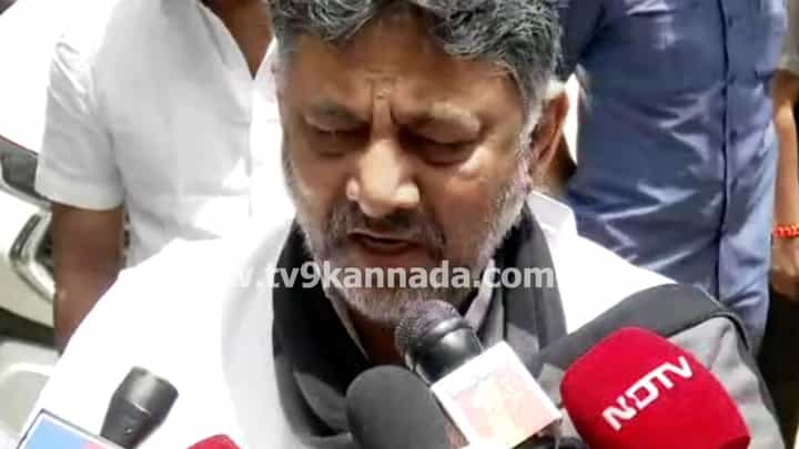ಪೋಸ್ಟ್ಮಾರ್ಟಂ ಬೇಡ, ಮಗನ ಮೃತದೇಹ ಕೊಡಿ ಎಂದು ಅತ್ತ ತಾಯಿ ನೆನೆದು ಡಿಕೆಶಿ ಕಣ್ಣೀರು ಪೋಸ್ಟ್ಮಾರ್ಟಂ ಬೇಡ, ಮಗನ ಮೃತದೇಹ ಕೊಡಿ ಎಂದು ಅತ್ತ ತಾಯಿ ನೆನೆದು ಡಿಕೆಶಿ ಕಣ್ಣೀರು