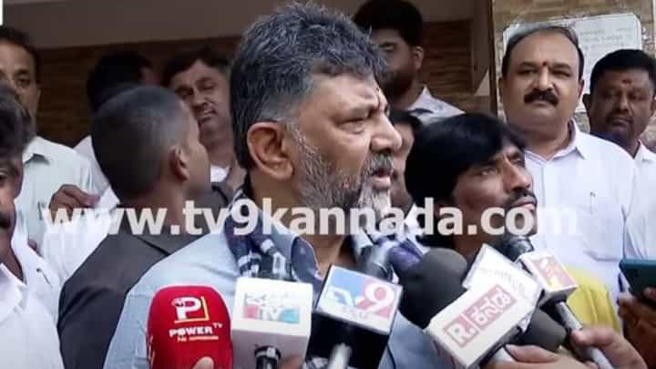 ಕುಮಾರಸ್ವಾಮಿ ಸರ್ಕಾರ ರಚಿಸುವ ತಯಾರಿ ಮಾಡಿಕೊಳ್ಳುತ್ತಿದ್ದೇವೆ ಅಂದಿದ್ದರು; ನಾನು ಬಟ್ಟೆ ಗಿಫ್ಟ್ ಮಾಡೋಣ ಅಂದ್ಕೊಂಡಿದ್ದೆ: ಶಿವಕುಮಾರ್ ಕುಮಾರಸ್ವಾಮಿ ಸರ್ಕಾರ ರಚಿಸುವ ತಯಾರಿ ಮಾಡಿಕೊಳ್ಳುತ್ತಿದ್ದೇವೆ ಅಂದಿದ್ದರು; ನಾನು ಬಟ್ಟೆ ಗಿಫ್ಟ್ ಮಾಡೋಣ ಅಂದ್ಕೊಂಡಿದ್ದೆ: ಶಿವಕುಮಾರ್
