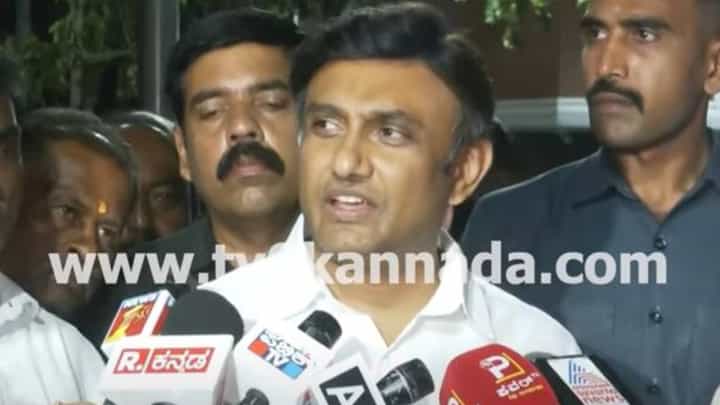 Bengaluru Stampede; ಗುಪ್ತಚರ ಇಲಾಖೆಯ ವೈಫಲ್ಯಕ್ಕೆ ಸರ್ಕಾರ ನೈತಿಕ ಹೊಣೆ ಹೊರಲಿ: ಡಾ ಕೆ ಸುಧಾಕರ್ Bengaluru Stampede; ಗುಪ್ತಚರ ಇಲಾಖೆಯ ವೈಫಲ್ಯಕ್ಕೆ ಸರ್ಕಾರ ನೈತಿಕ ಹೊಣೆ ಹೊರಲಿ: ಡಾ ಕೆ ಸುಧಾಕರ್
