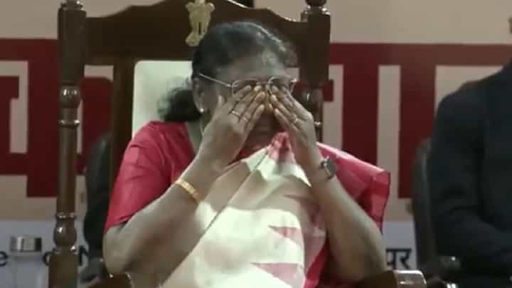 ದೃಷ್ಟಿಹೀನ ಮಕ್ಕಳು ಹುಟ್ಟುಹಬ್ಬದ ಶುಭಾಶಯ ಕೋರಿದಾಗ ಕಣ್ಣೀರಿಟ್ಟ ರಾಷ್ಟ್ರಪತಿ ದ್ರೌಪದಿ ಮುರ್ಮು ದೃಷ್ಟಿಹೀನ ಮಕ್ಕಳು ಹುಟ್ಟುಹಬ್ಬದ ಶುಭಾಶಯ ಕೋರಿದಾಗ ಕಣ್ಣೀರಿಟ್ಟ ರಾಷ್ಟ್ರಪತಿ ದ್ರೌಪದಿ ಮುರ್ಮು
