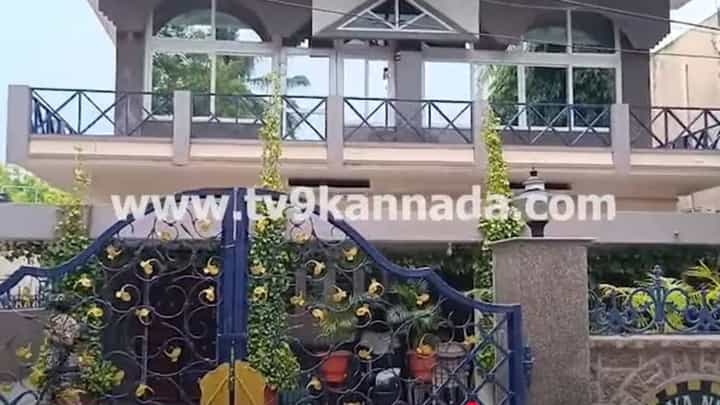ಸಿದ್ದರಾಮಯ್ಯ ಸಂಪುಟಕ್ಕೆ ವಾಪಸ್ಸಾಗುವ ತವಕದಲ್ಲಿರುವ ನಾಗೇಂದ್ರಗೆ ಈಡಿ ಆಘಾತ, ಎಲ್ಹೆಚ್ ಕೊಠಡಿ ಮೇಲೆ ದಾಳಿ ಸಿದ್ದರಾಮಯ್ಯ ಸಂಪುಟಕ್ಕೆ ವಾಪಸ್ಸಾಗುವ ತವಕದಲ್ಲಿರುವ ನಾಗೇಂದ್ರಗೆ ಈಡಿ ಆಘಾತ, ಎಲ್ಹೆಚ್ ಕೊಠಡಿ ಮೇಲೆ ದಾಳಿ