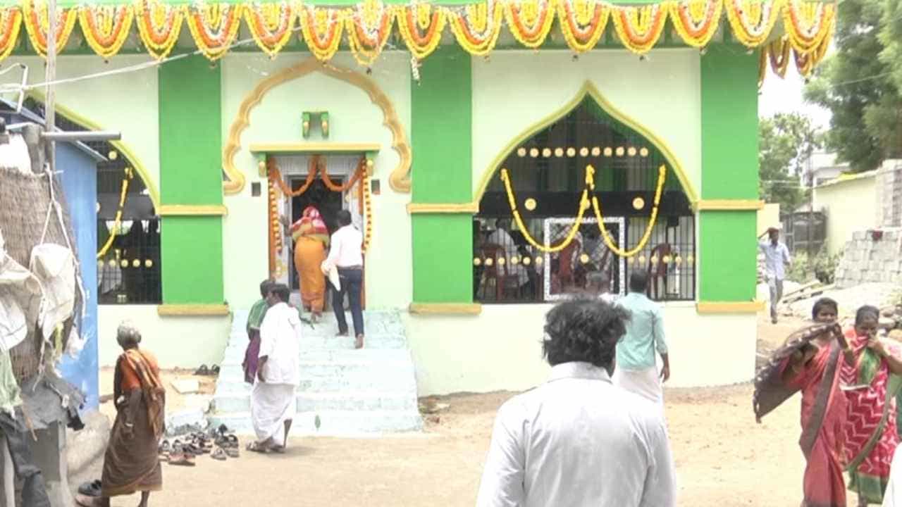 ದೇಗುಲ ತೆಗೆದು ದರ್ಗಾ ನಿರ್ಮಾಣ: ದರ್ಗಾಕ್ಕೆ ಹಿಂದೂ ವ್ಯಕ್ತಿ ಹೆಸರು ನಾಮಕರಣ, ಭಾವೈಕ್ಯತೆ ಸಮ್ಮಿಲನ! ದೇಗುಲ ತೆಗೆದು ದರ್ಗಾ ನಿರ್ಮಾಣ: ದರ್ಗಾಕ್ಕೆ ಹಿಂದೂ ವ್ಯಕ್ತಿ ಹೆಸರು ನಾಮಕರಣ, ಭಾವೈಕ್ಯತೆ ಸಮ್ಮಿಲನ!