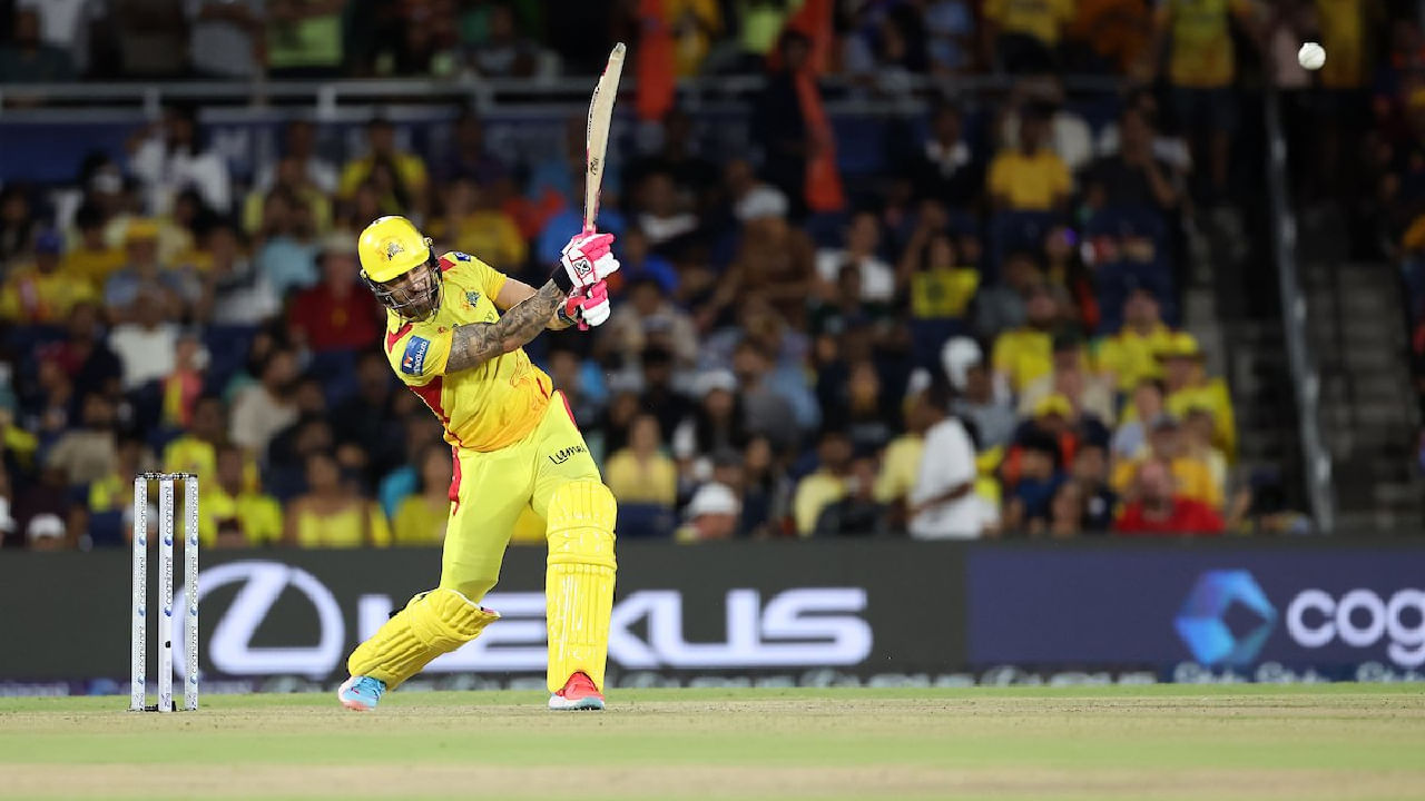 ಡಲ್ಲಾಸ್ನಲ್ಲಿ ನಡೆಯುತ್ತಿರುವ ಈ ಪಂದ್ಯದಲ್ಲಿ ಟಾಸ್ ಗೆದ್ದ ಸ್ಯಾನ್ ಫ್ರಾನ್ಸಿಸ್ಕೋ ಯುನಿಕಾರ್ನ್ಸ್ ತಂಡವು ಬೌಲಿಂಗ್ ಆಯ್ದುಕೊಂಡಿದ್ದರು. ಅದರಂತೆ ಮೊದಲು ಬ್ಯಾಟ್ ಮಾಡಿದ ಟೆಕ್ಸಾಸ್ ಸೂಪರ್ ಕಿಂಗ್ಸ್ ತಂಡಕ್ಕೆ ಫಾಫ್ ಡುಪ್ಲೆಸಿಸ್ ಹಾಗೂ ಡೆವೊನ್ ಕಾನ್ವೆ (23) ಉತ್ತಮ ಆರಂಭ ಒದಗಿಸಿದ್ದರು. ಅತ್ತ ಕಾನ್ವೆ ಎಚ್ಚರಿಕೆಯ ಬ್ಯಾಟಿಂಗ್ ಗೆ ಒತ್ತು ನೀಡಿದರೆ, ಇತ್ತ ಫಾಫ್ ಡುಪ್ಲೆಸಿಸ್ ಬಿರುಸಿನ ಬ್ಯಾಟಿಂಗ್ ಪ್ರದರ್ಶಿಸಿದರು. ಪರಿಣಾಮ 10 ಓವರ್ಗಳಲ್ಲೇ ತಂಡದ ಮೊತ್ತ 100ರ ಗಡಿದಾಟಿತು.